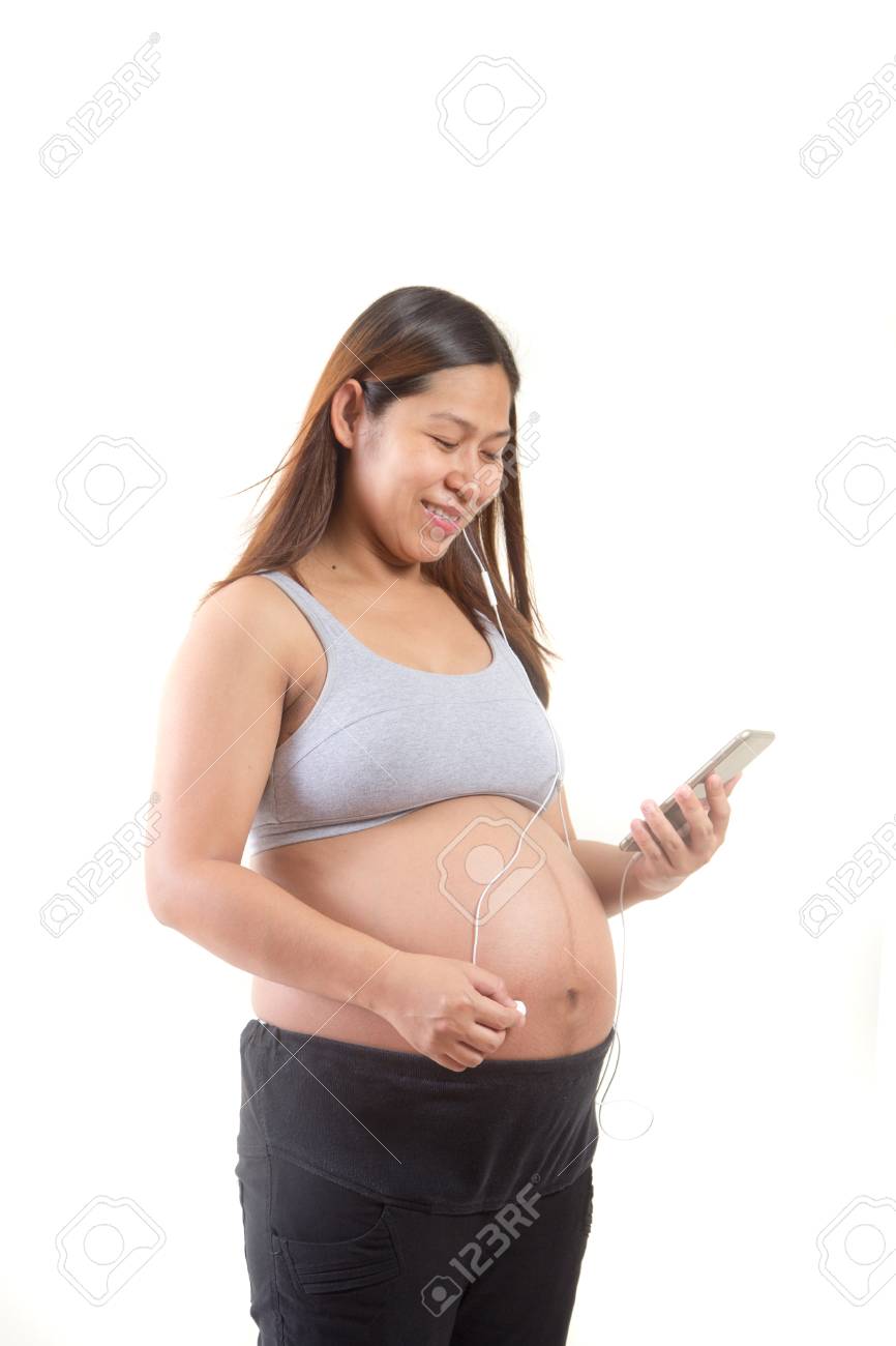妊娠中の女性が彼女の赤ちゃんの心音を聞いて の写真素材 画像素材 Image