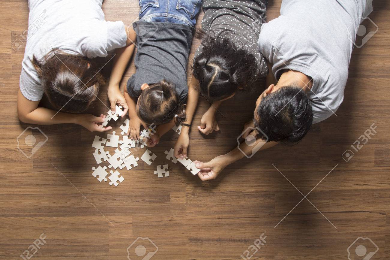 Gluckliche Familie Draufsicht Die Auf Boden Mit Dem Losen Eines