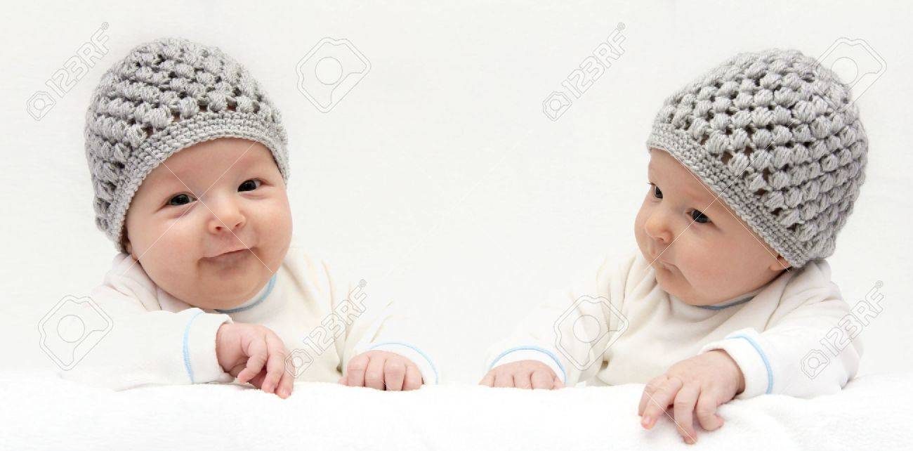 2 つの幸せな赤ちゃんのニット帽子 の写真素材 画像素材 Image