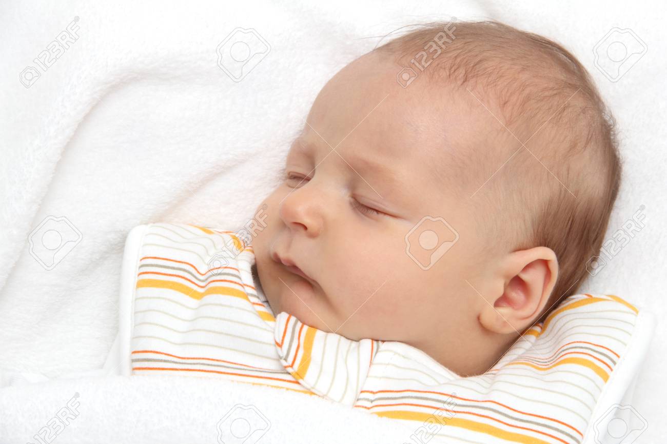 寝袋の背中に赤ちゃんを眠っています の写真素材 画像素材 Image