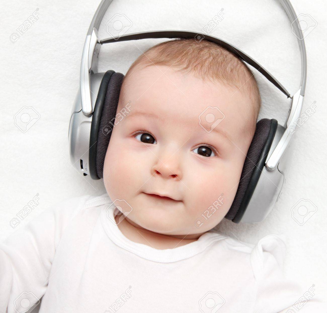 Baby Mit Kopfhorer Liegt Auf Dem Rucken Lizenzfreie Fotos Bilder Und Stock Fotografie Image 1454