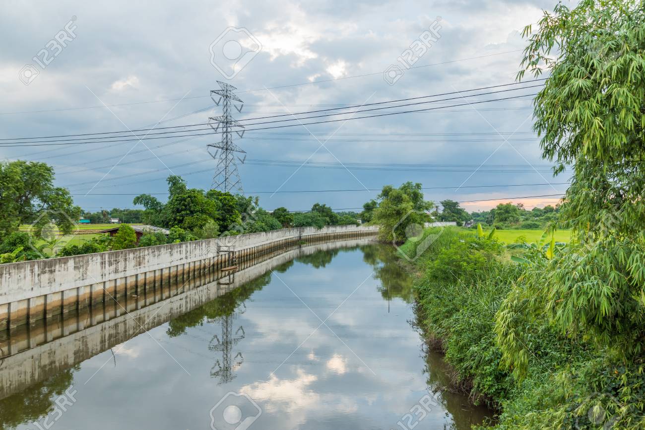 Paisaje De La Pared De Proteccion Contra Inundaciones Con Reflejos