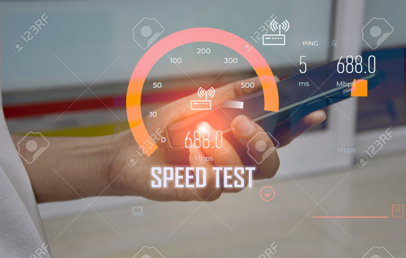 스마트폰 및 노트북 컴퓨터 5g 품질 속도 최적화를 통해 고속 인터넷을 사용하는 빠른 인터넷 연결 속도 테스트 네트워크 대역폭 기술  남자 로열티 무료 사진, 그림, 이미지 그리고 스톡포토그래피. Image 207272399