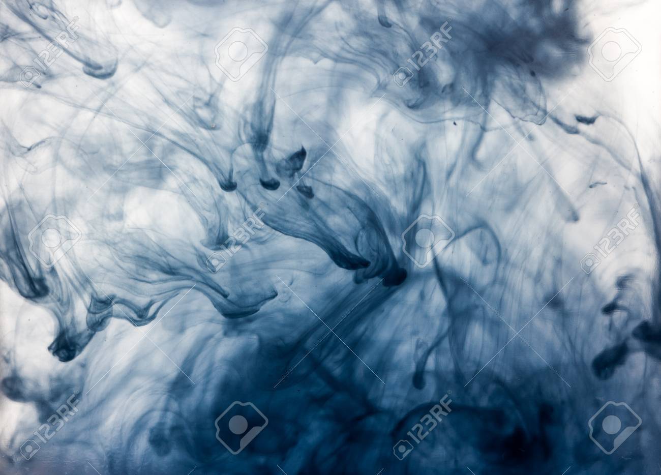 マクロ 抽象的です 青い水彩絵の具は白い背景が付いている水の低下します の写真素材 画像素材 Image