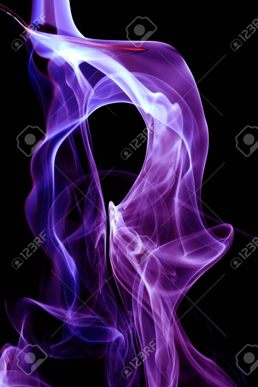 自然な黒の背景に紫の煙 の写真素材 画像素材 Image