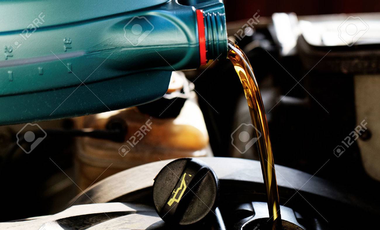 Changement D Huile >> Huile Fraiche Etant Verse Lors D Un Changement D Huile A Une Voiture Changement D Huile >> Huile Fraiche Etant Verse Lors D Un Changement D Huile A Une Voiture