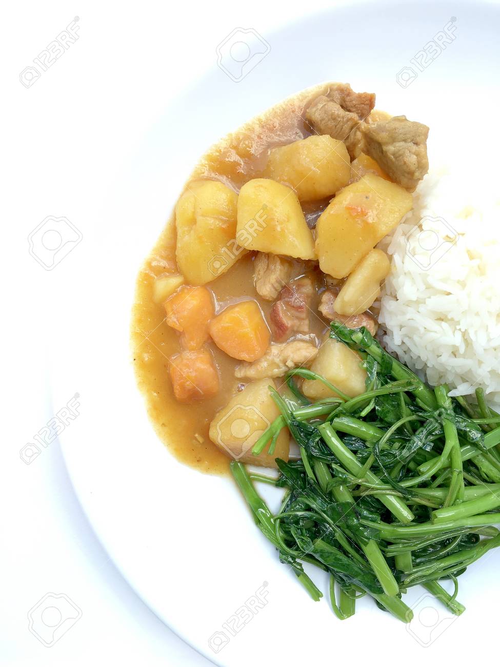 カレーと日本のカレーと白い皿にご飯と揚げ水ほうれん草を炒めタイ風料理 白地に分離します の写真素材 画像素材 Image