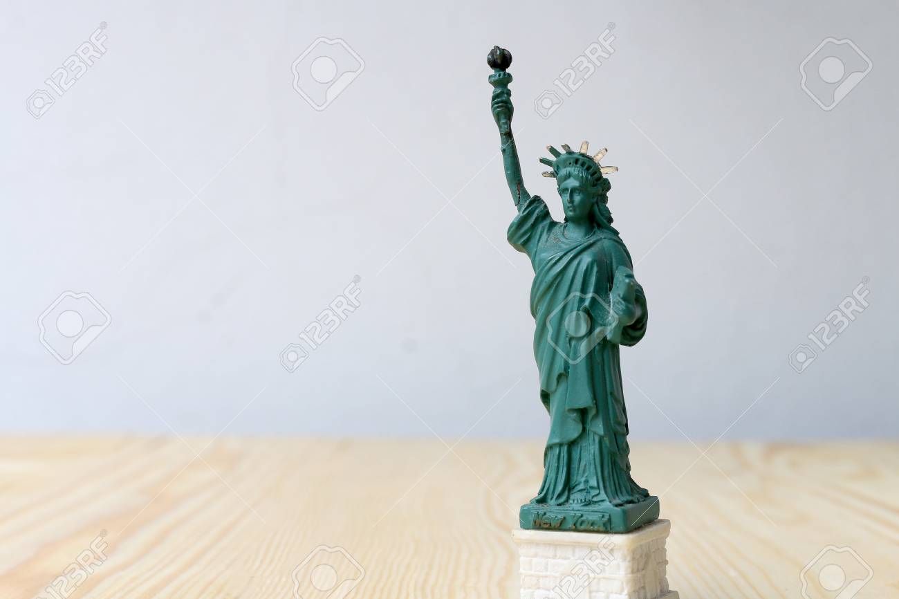 アメリカのシンボル 自由の女神像 ニューヨーク アメリカ合衆国の背景を持つ木製のテーブルの上 の写真素材 画像素材 Image