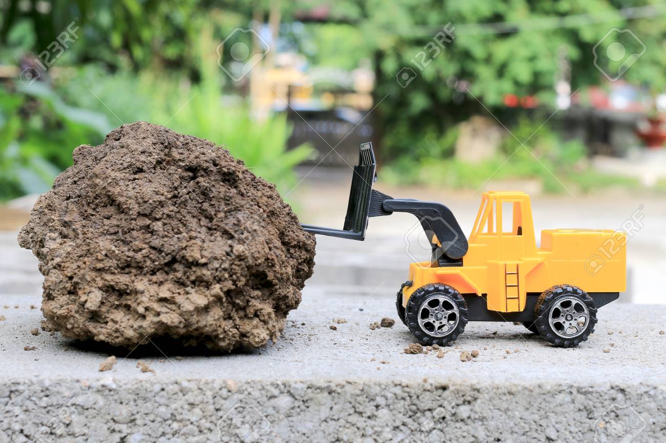 砂と土とコンクリートの床の上におもちゃの車をトラックの冒険緑環境建設機械作業 建築コンセプト 選択と集中でぼかし の写真素材 画像素材 Image