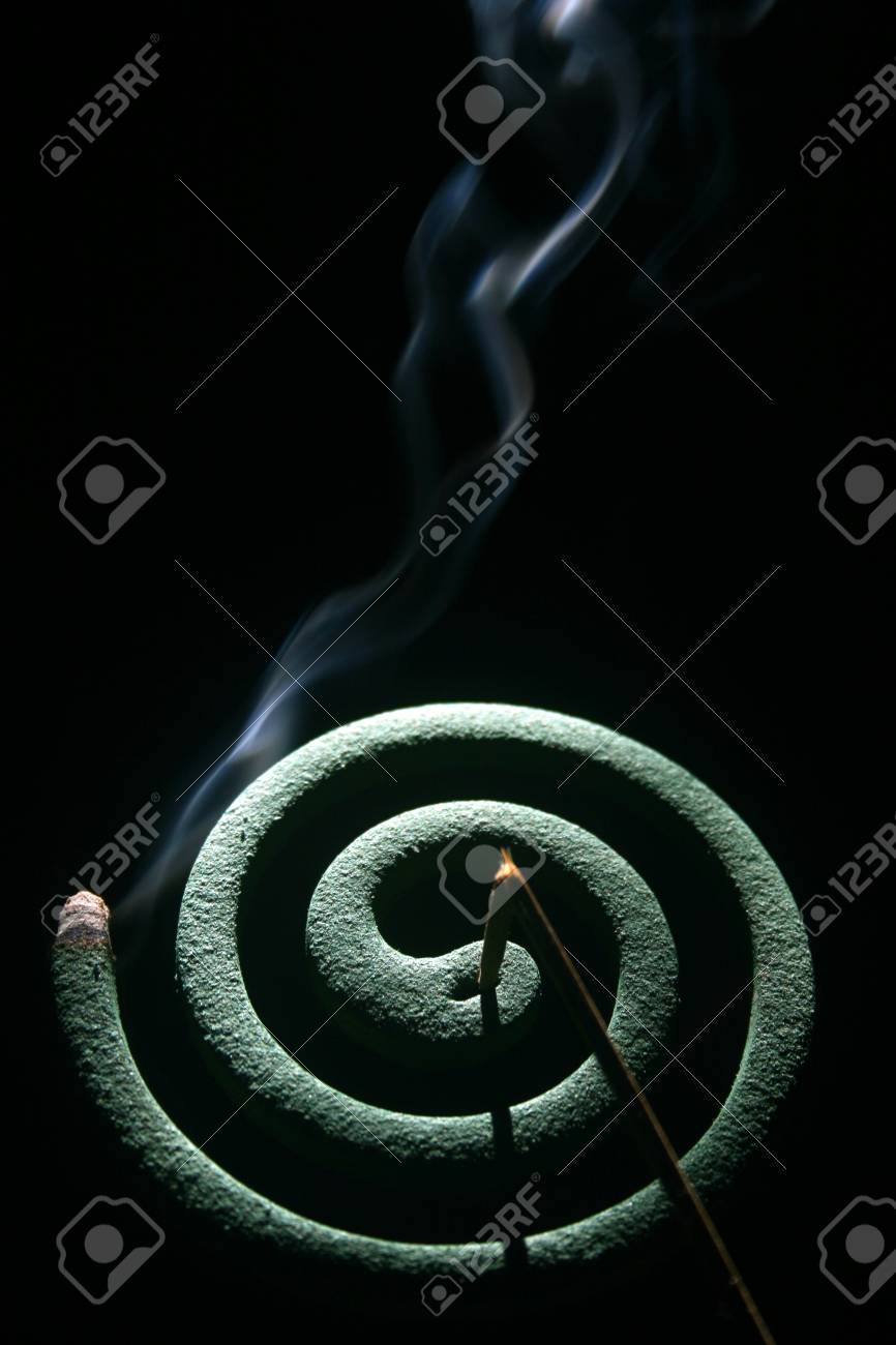 奇妙な形を引き起こす蚊取り線香を煙します の写真素材 画像素材 Image 奇妙な形を引き起こす蚊取り線香を煙します の写真素材 画像素材 Image