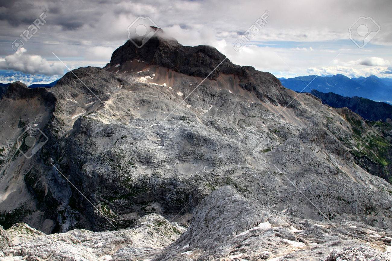 Primo Piano Del Triglav La Vetta Più Alta Della Slovenia Pendii Rocciosi Brulli Con Sentieri Escursionistici E Rifugio Planika Sullo Sfondo Debela
