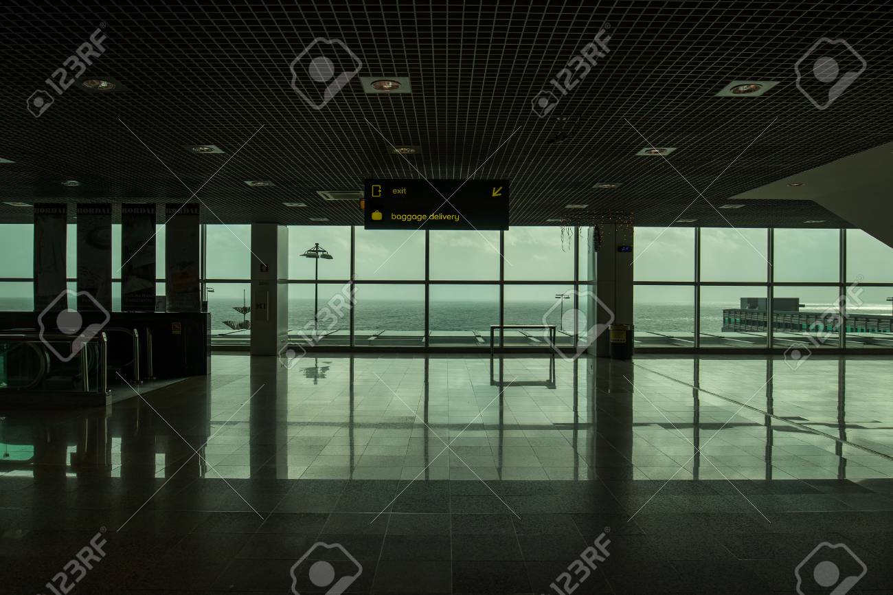 マデイラ空港出口窓からすによる緑のトーンで 海に完全に空に素晴らしいパノラマ ビュー の写真素材 画像素材 Image