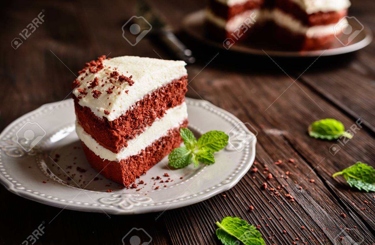 Gateau De Velours Rouge Traditionnel Avec Creme Fouettee Et Garniture Au Mascarpone Banque D Images Et Photos Libres De Droits Image