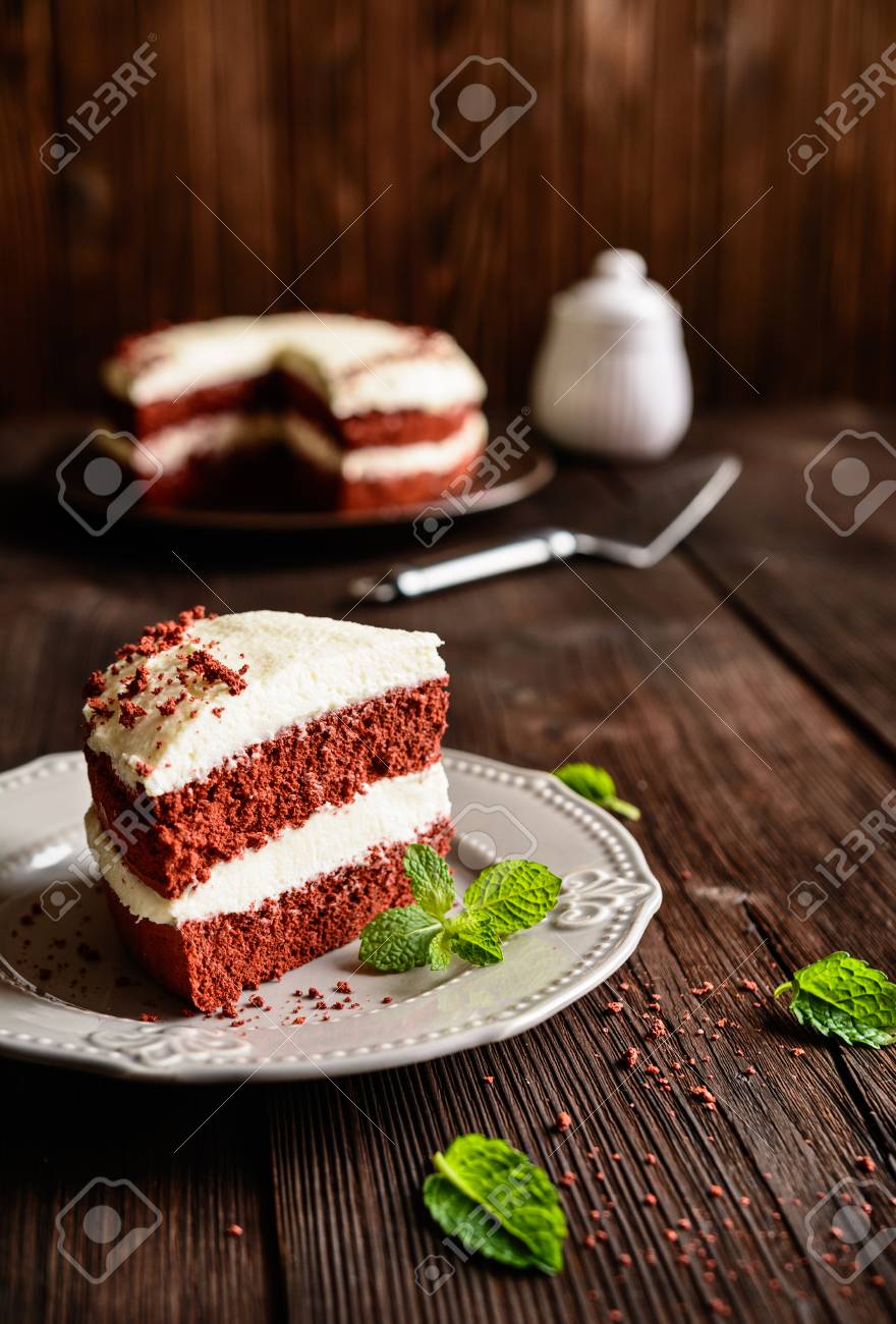 Gateau De Velours Rouge Traditionnel Avec Creme Fouettee Et Garniture Au Mascarpone Banque D Images Et Photos Libres De Droits Image