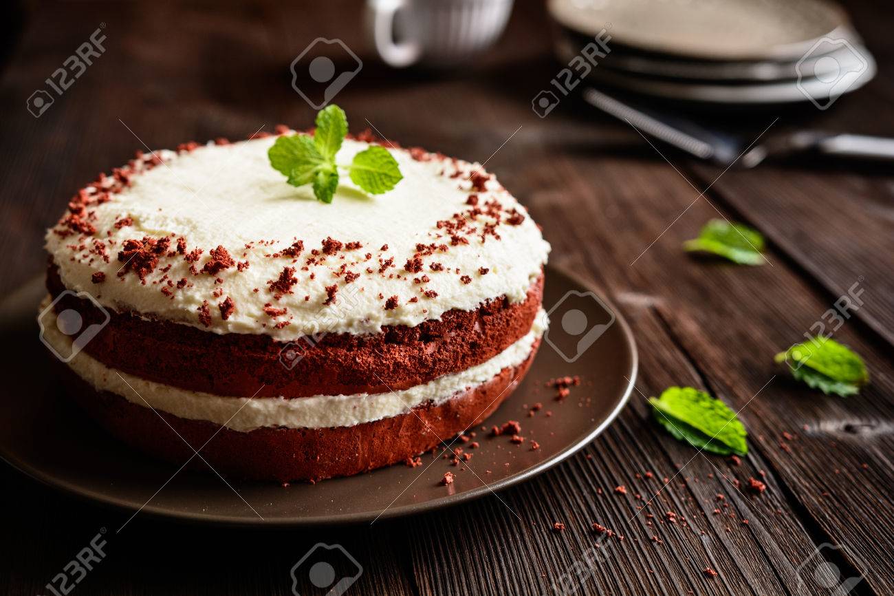 Gateau De Velours Rouge Traditionnel Avec Creme Fouettee Et Garniture Au Mascarpone Banque D Images Et Photos Libres De Droits Image