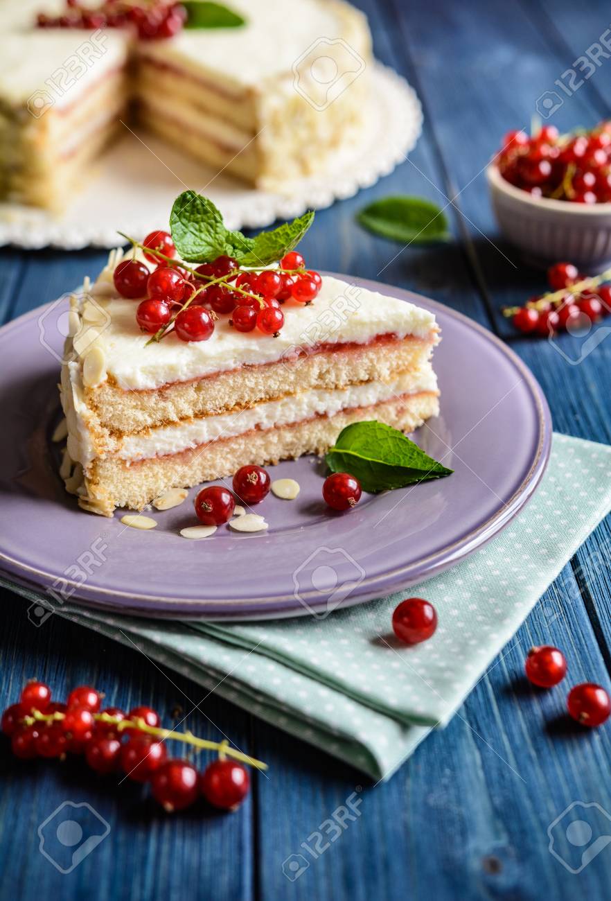 Delicieux Gateau Garni De Mascarpone De Creme Fouettee De Confiture De Groseille Et Decote Avec Des Tranches D Amandes Banque D Images Et Photos Libres De Droits Image