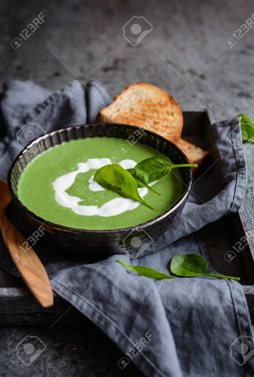 ほうれん草のスープ にんにく 玉ねぎ サワークリーム の写真素材 画像素材 Image