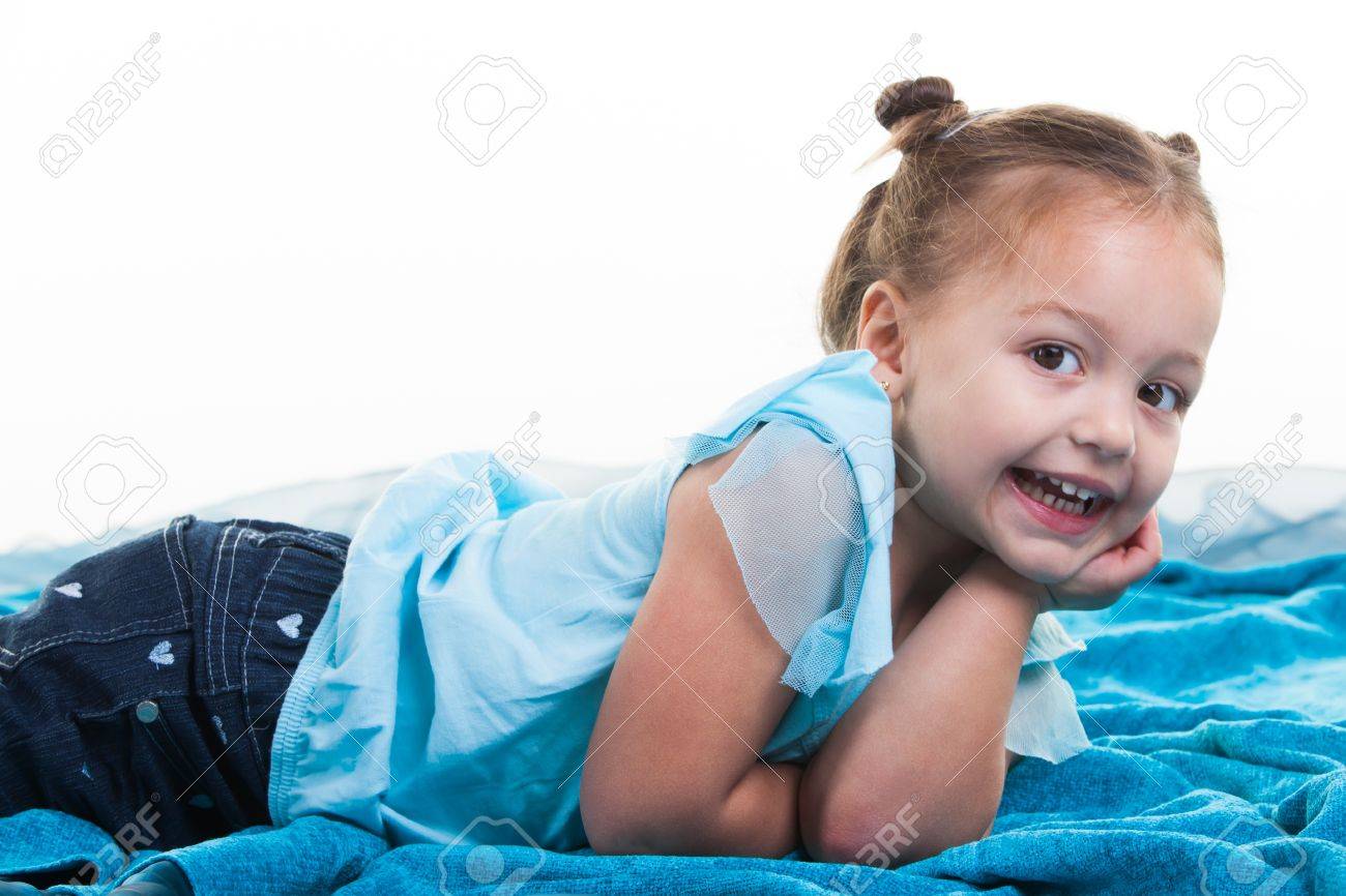 Petite Fille Dreesed En Chemise Bleue Bebe Et Shrots Jean Banque D Images Et Photos Libres De Droits Image