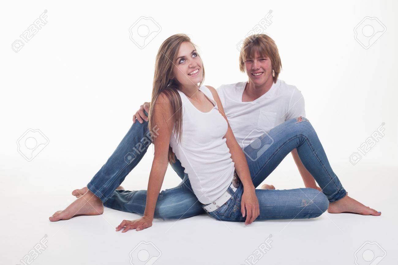 Ein Junger Teenager-Paar In Weißen Hemden Ans Blaue Jeans Gekleidet  Lizenzfreie Fotos, Bilder Und Stock Fotografie. Image 20358846.