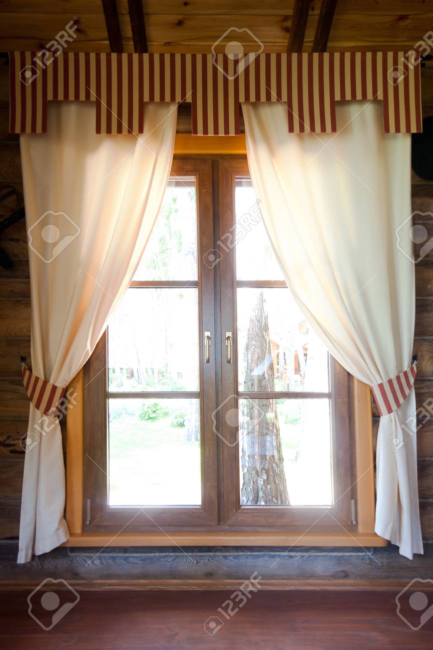 La Lumière Du Soleil Fenêtre Avec Des Rideaux En Chalet En Bois ... La Lumière Du Soleil Fenêtre Avec Des Rideaux En Chalet En Bois ...