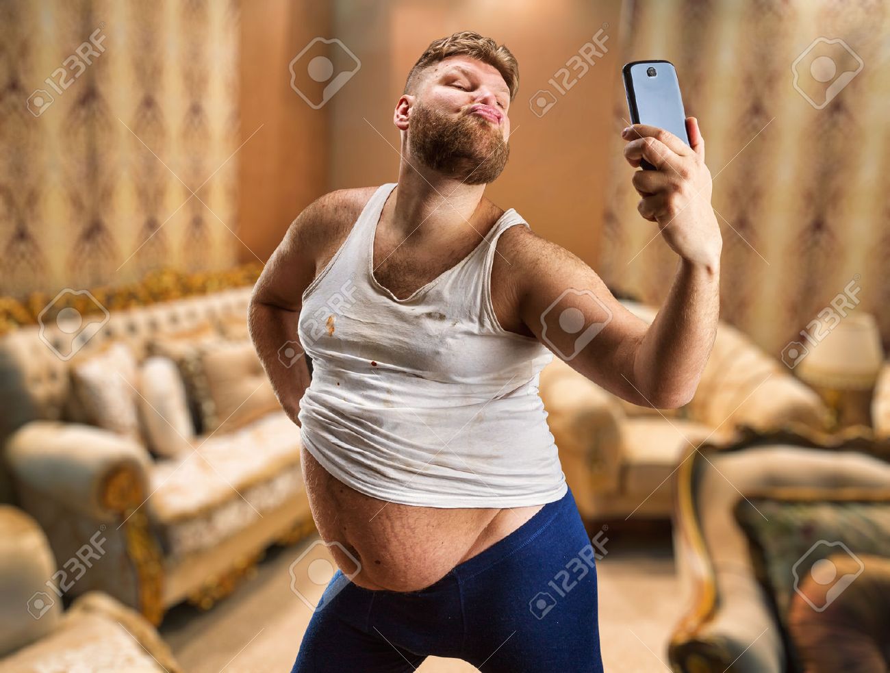 Uomo grasso glamour con la barba si selfie nella sua camera da ... Camera letto uomo