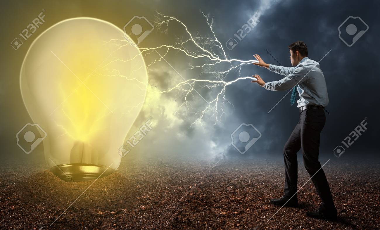 Geschaftsmann Mit Blitzen Aus Seiner Handflachen Auf Der Lampe Lizenzfreie Fotos Bilder Und Stock Fotografie Image 55420285