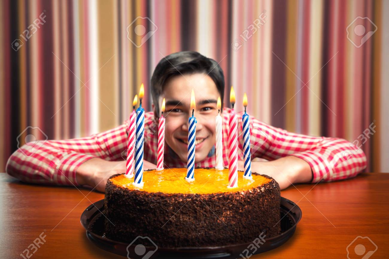 Heureux Garcon D Anniversaire Avec Un Gateau Avec Des Bougies Dans La Chambre Decoree Banque D Images Et Photos Libres De Droits Image