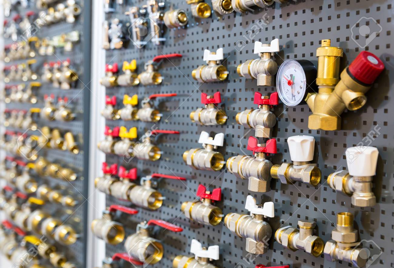 Las Diferentes Valvulas Y Otros Equipos De Plomeria En La Pared