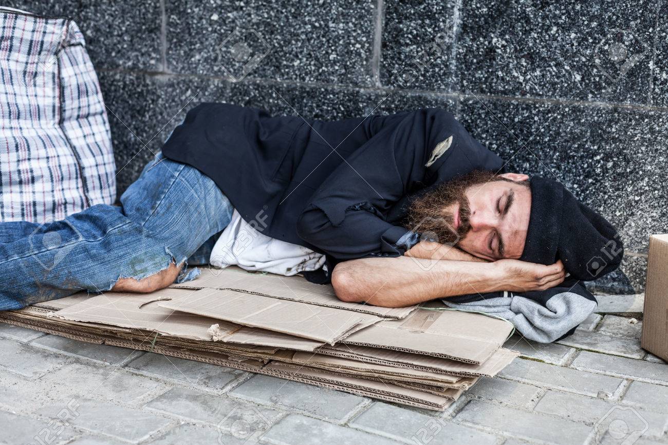Los Sin Techo Están Durmiendo En El Cartón En La Calle Fotos Retratos Imágenes Y Fotografía De Archivo Libres De Derecho Image 63489150