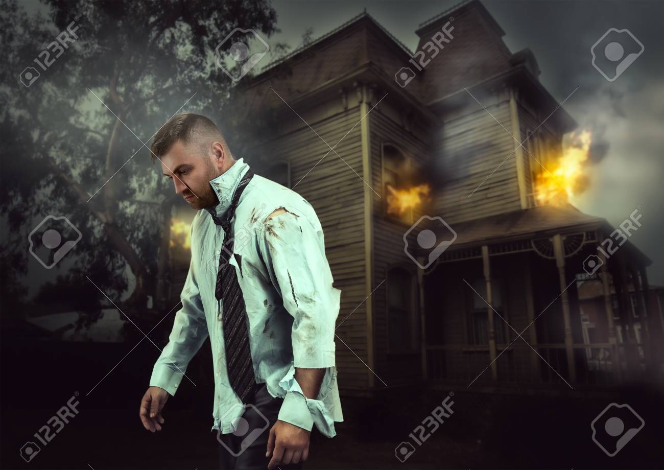 Verletzter Geschaftsmann In Der Nahe Von Brennenden Haus
