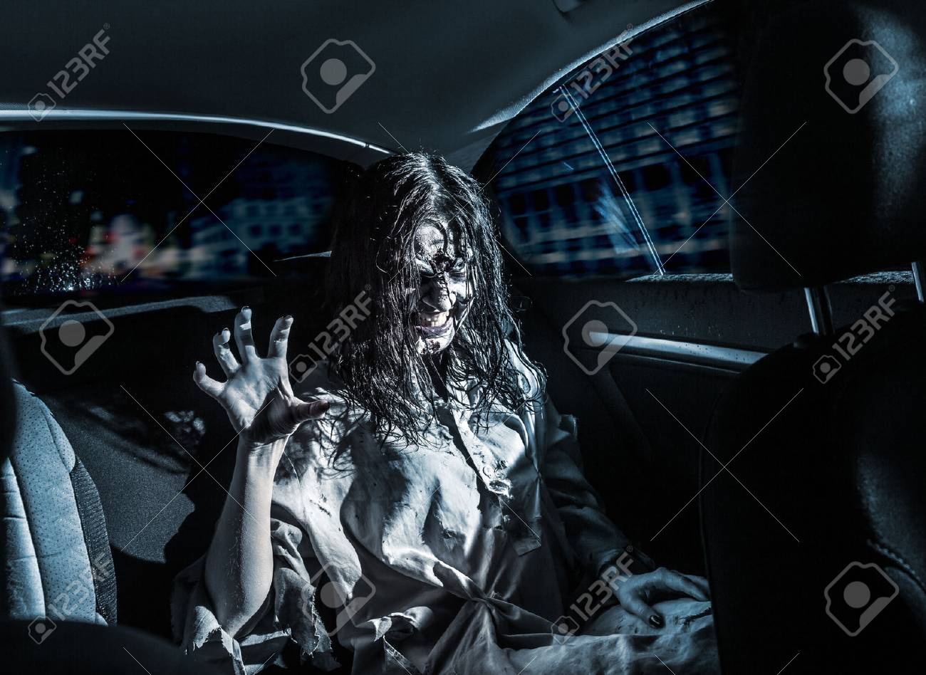 banque dimages la femme zombie dhorreur avec le visage sanglant dans la voiture la ville de nuit en arrire plan effrayant halloween - Zombie Voiture banque dimages la femme zombie dhorreur avec le visage sanglant dans la voiture la ville de nuit en arrire plan effrayant halloween - Zombie Voiture