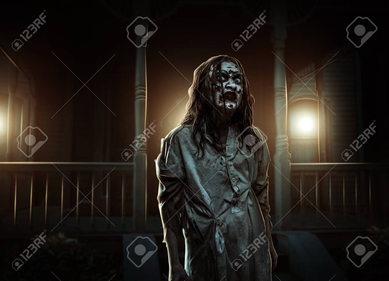 ゾンビの女の子は 放棄された家の近く ホラー ハロウィーン の写真素材 画像素材 Image