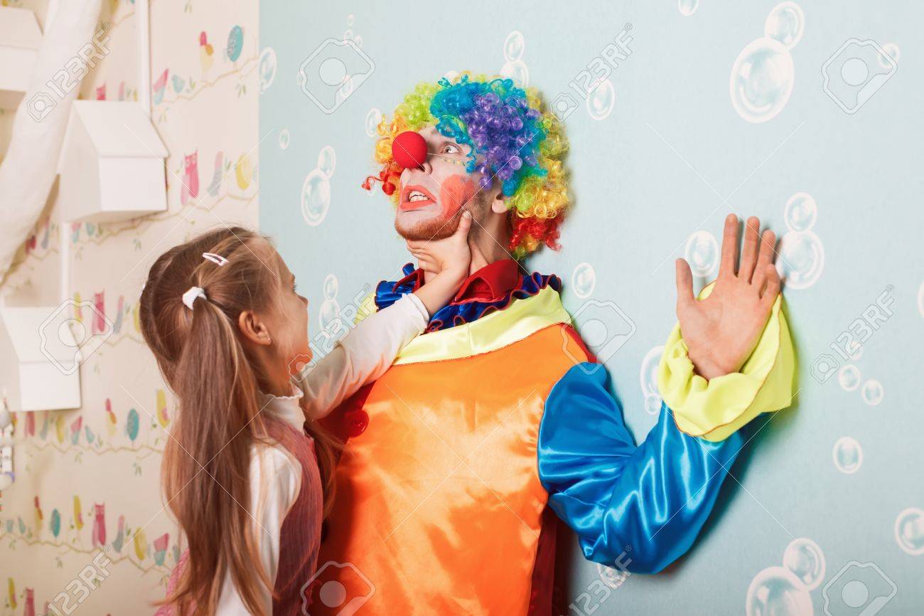 残酷な女の子彼女の誕生日パーティーで怖いピエロと一緒に遊ん の写真素材 画像素材 Image 残酷な女の子彼女の誕生日パーティーで怖いピエロと一緒に遊ん の写真素材 画像素材 Image