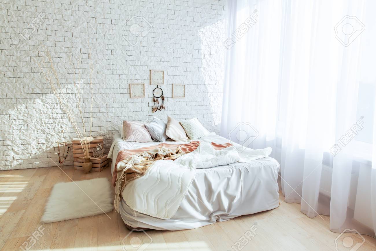 Chambre Blanche Minimaliste Avec Grand Lit Et Mur De Briques Tout En Couleurs Blanches Concept Interieur De Chambre A Coucher Banque D Images Et Photos Libres De Droits Image 66901411