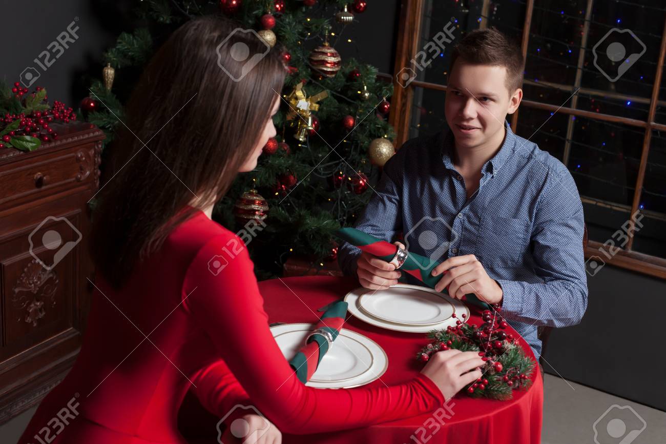 高級レストランで若いカップルのロマンチックなデート の写真素材 画像素材 Image