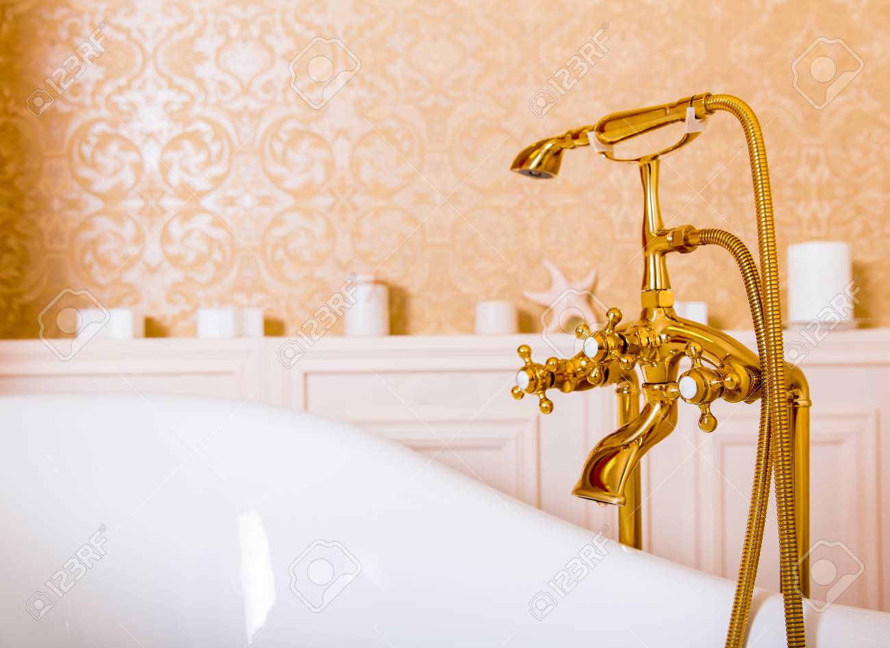 リッチなゴールドの蛇口とバスルームの白いお風呂 の写真素材 画像素材 Image