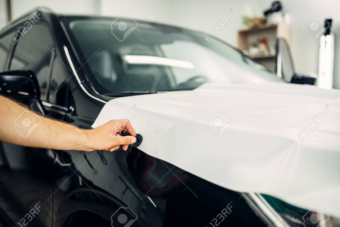 車の塗料の保護フィルムのインストール の写真素材 画像素材 Image