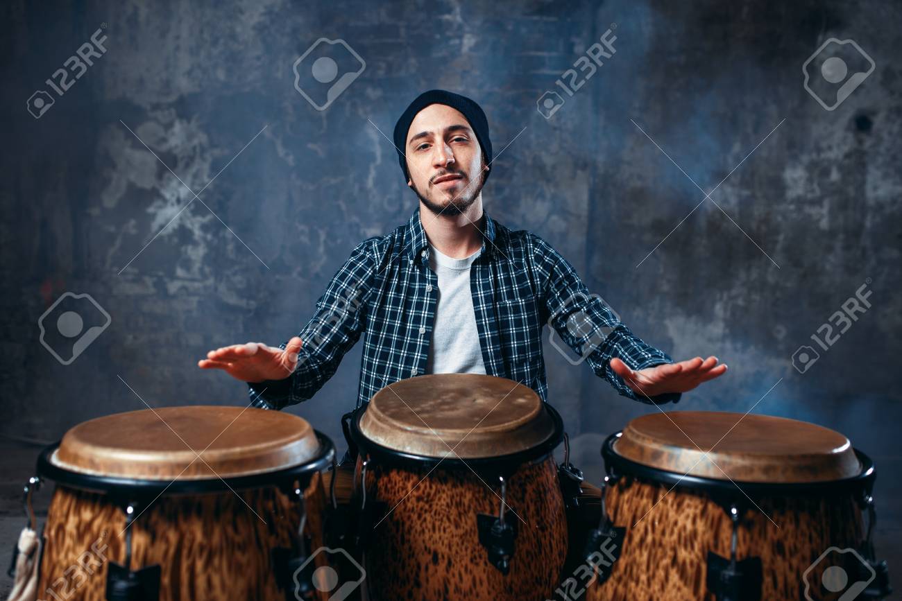 木製のボンゴドラムで演奏するドラマー ビート音楽 の写真素材 画像素材 Image