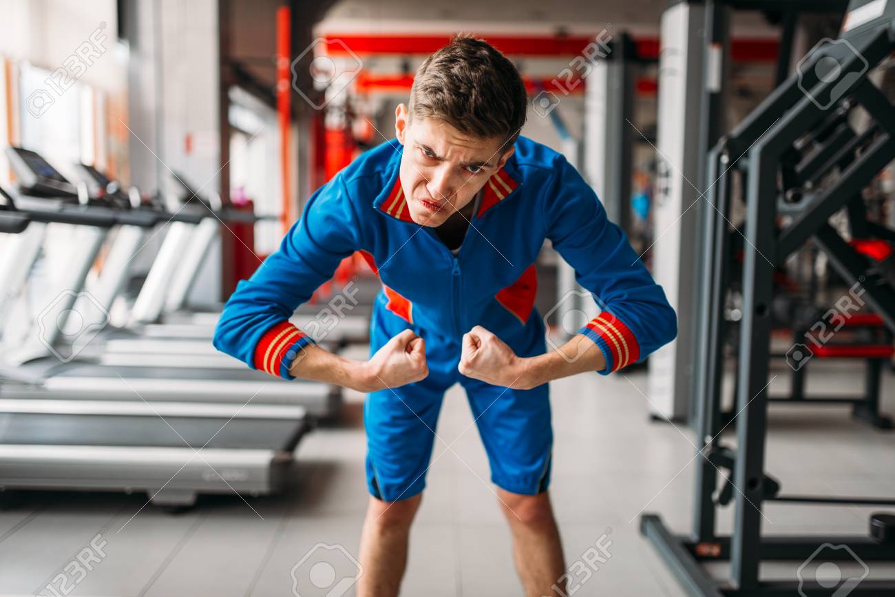Hombre Flaco En Ropa Deportiva Muestra Sus M sculos Gimnasio