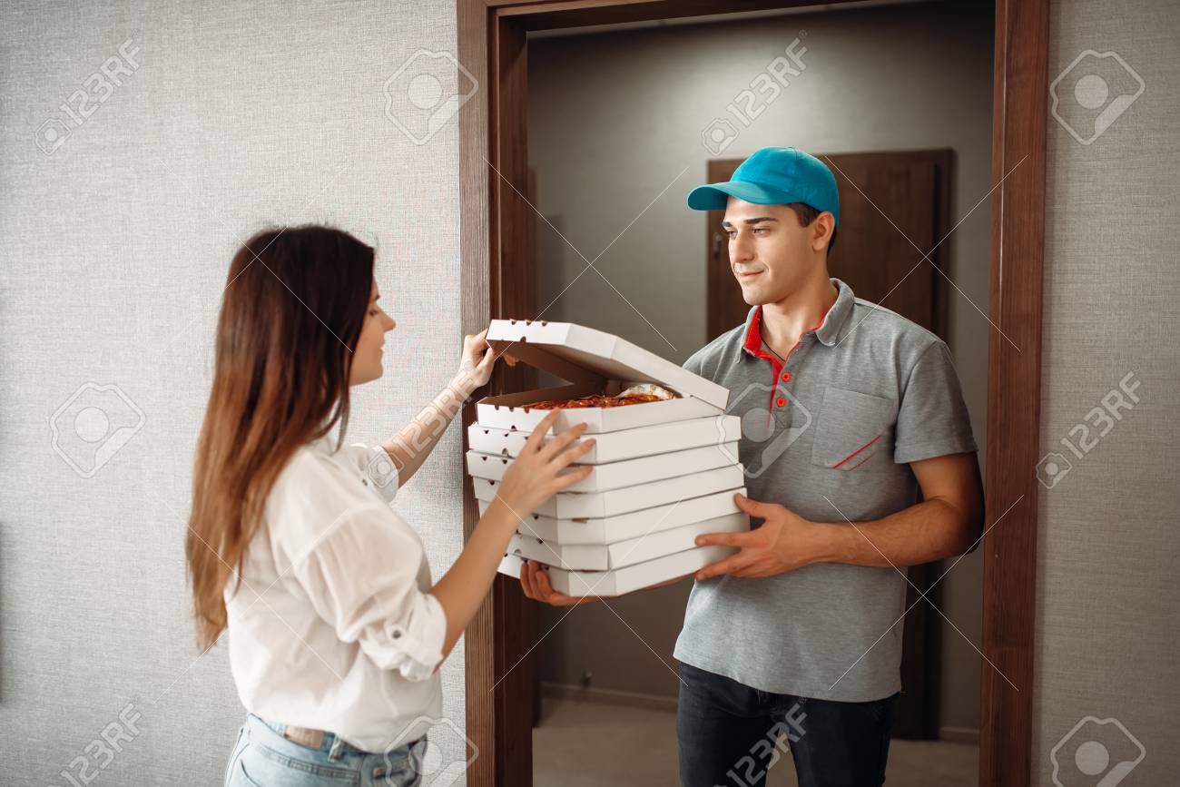 курьер на автомобиле. девушка курьер. девушка доставщик. доставим до двери. встретила доставщика.