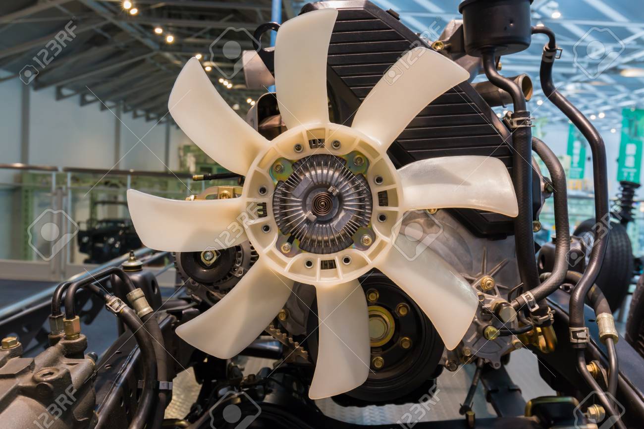 車のエンジン部分の詳細を閉じます 車業界についての概念 エンジン工場と自動車会社 の写真素材 画像素材 Image