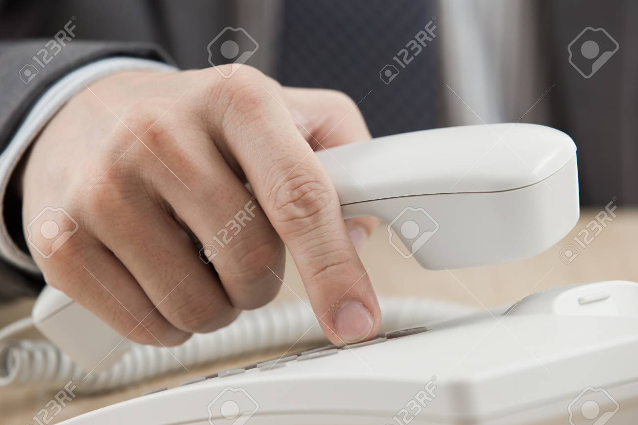 電話で受話器を持っている男性の手 の写真素材 画像素材 Image 電話で受話器を持っている男性の手 の写真素材 画像素材 Image