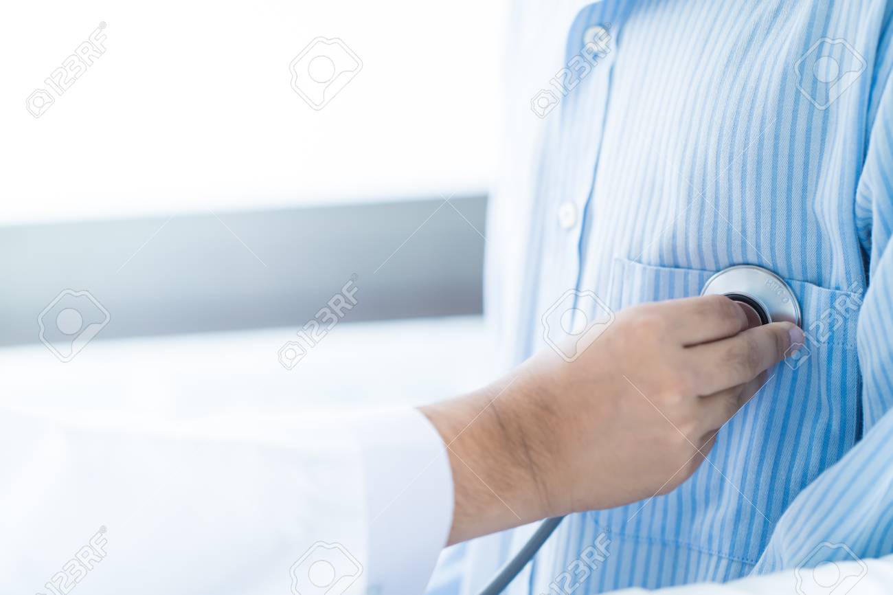 医師は 心臓の音を聞いています の写真素材 画像素材 Image 医師は 心臓の音を聞いています の写真素材 画像素材 Image