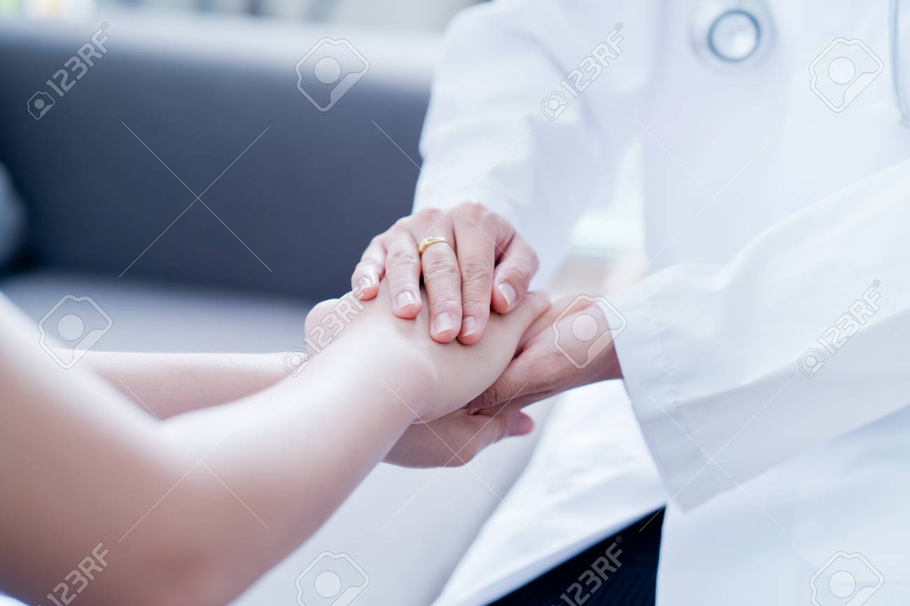 彼女のメスの患者を安心させる医師の手 の写真素材 画像素材 Image