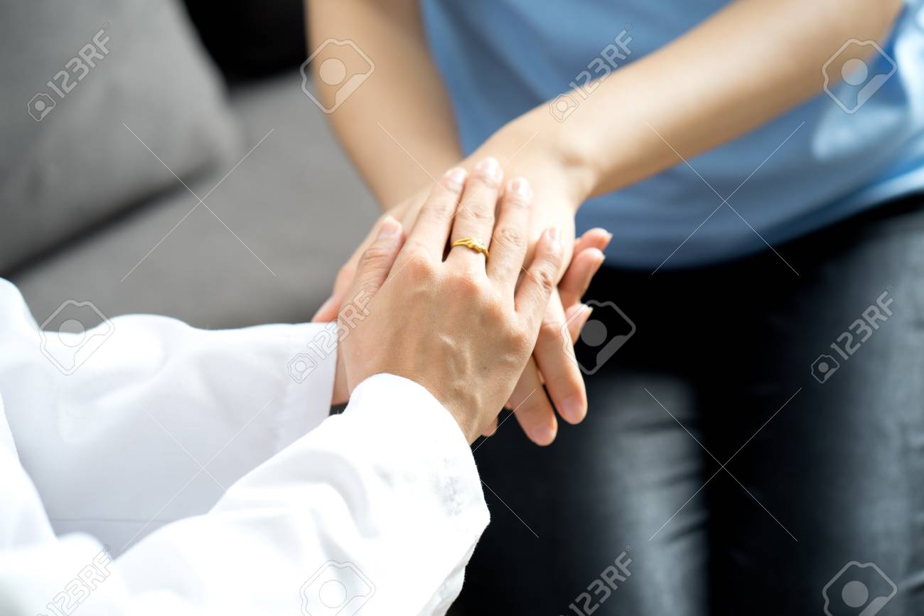 彼女のメスの患者を安心させる医師の手 の写真素材 画像素材 Image