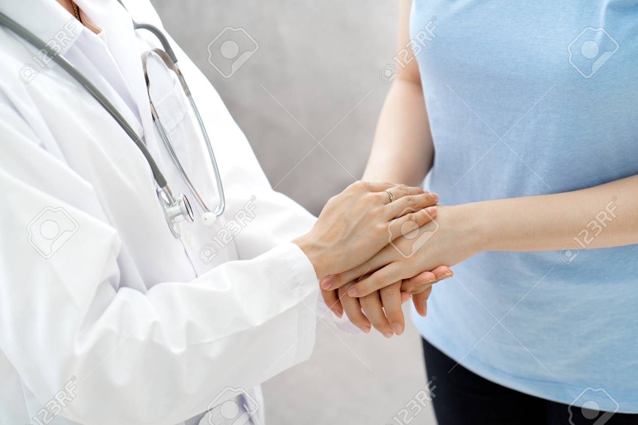 彼女のメスの患者を安心させる医師の手 の写真素材 画像素材 Image