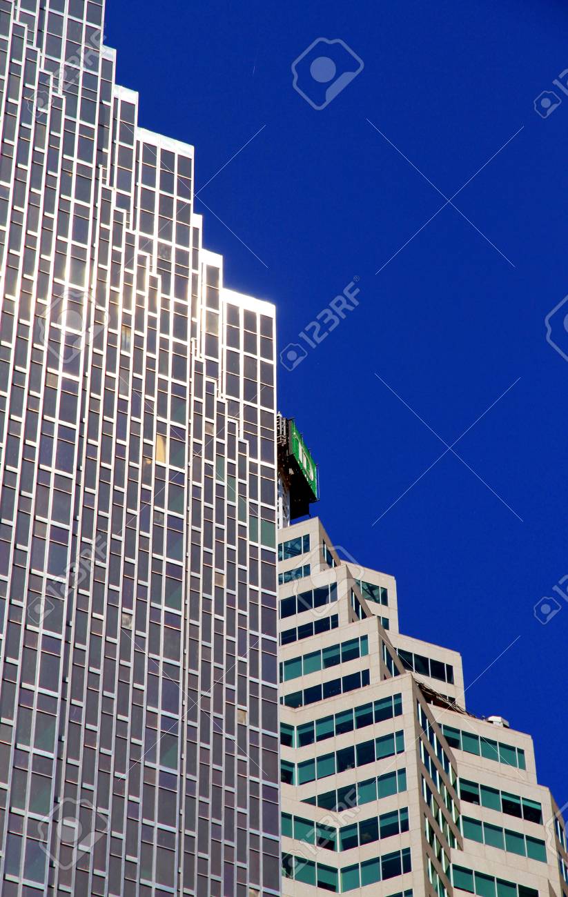 토론토 브룩 필드 컴플렉스에는 242,000 평방 미터의 사무실 공간이 있으며 베이 웰링턴 타워와 TD 캐나다 트러스트 타워로 구성되어  있습니다. 로열티 무료 사진, 그림, 이미지 그리고 스톡포토그래피. Image 13795991