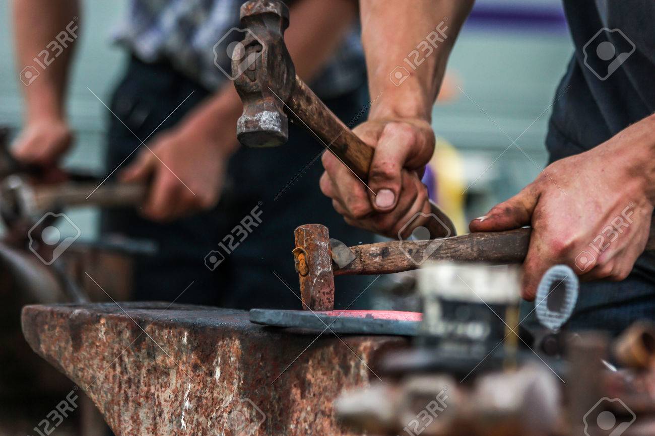 horseshoe being crafted by a skilled blacksmith/farrier - 31149886 horseshoe being crafted by a skilled blacksmith/farrier - 31149886