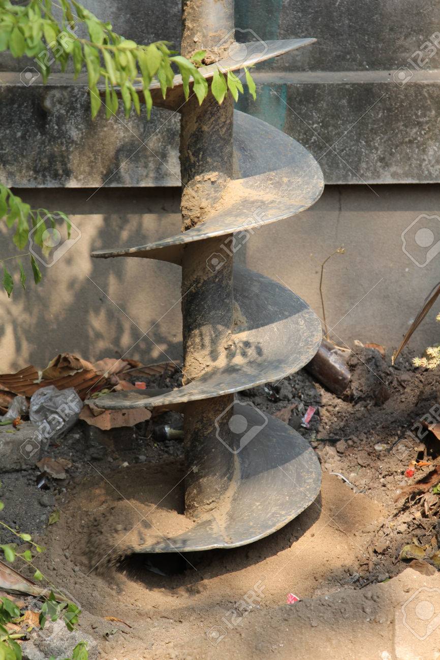 Taladro Para La Máquina De Perforación De La Tierra. Retratos, Imágenes Y Fotografía De Archivo Libres De Derecho. Image 40301227.