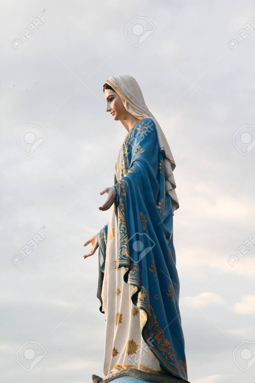 Statue De La Vierge Marie Sur Un Ciel Bleu A L Eglise Catholique Chantaburi Thailande Banque D Images Et Photos Libres De Droits Image
